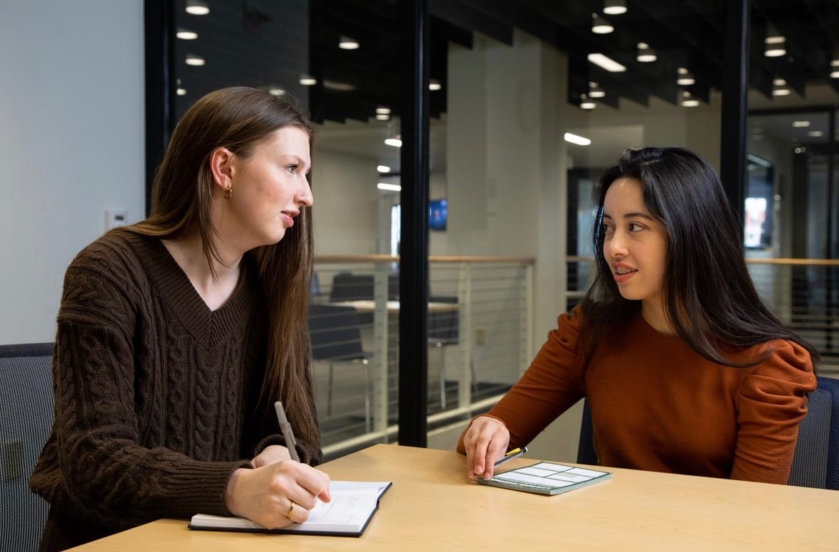 Cassidy Simpson (left) tutoring a fellow undergraduate in CU Boulder’s Leeds School of Business Peer Mentoring Program.